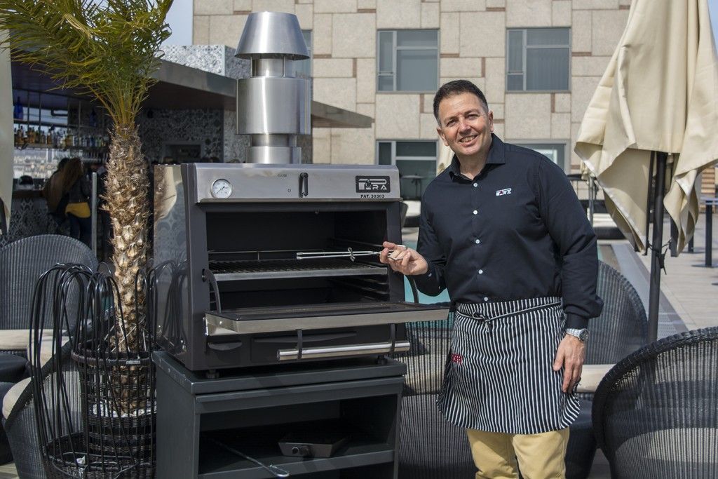 Chef Toni Timpani Horno brasa pira 45 lux inox terraza hotel Catalonia Plaza
