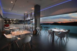 Sollo restaurant with kitchen in the background and a nize landscape to the right